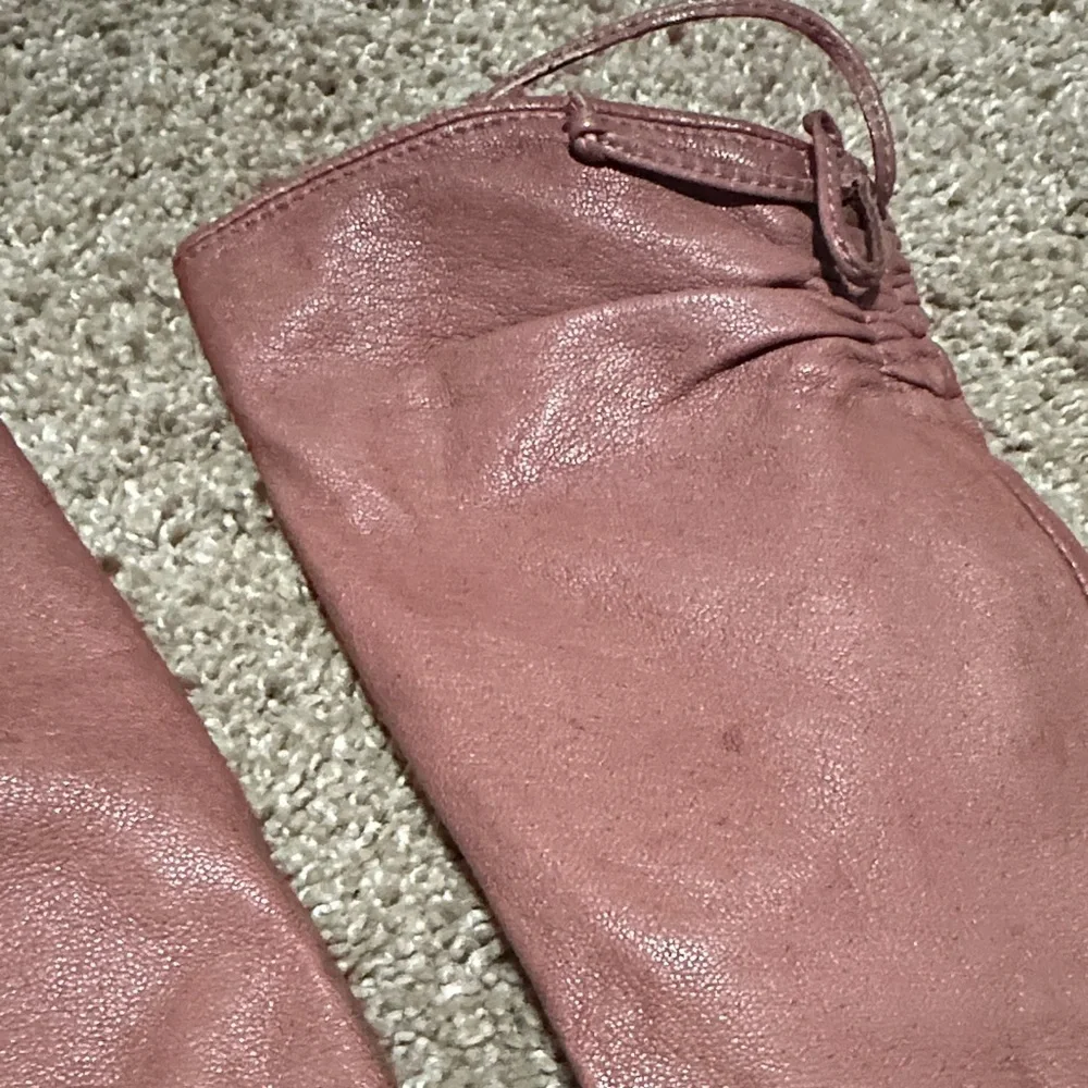 Elegant Mauve Leather Gloves